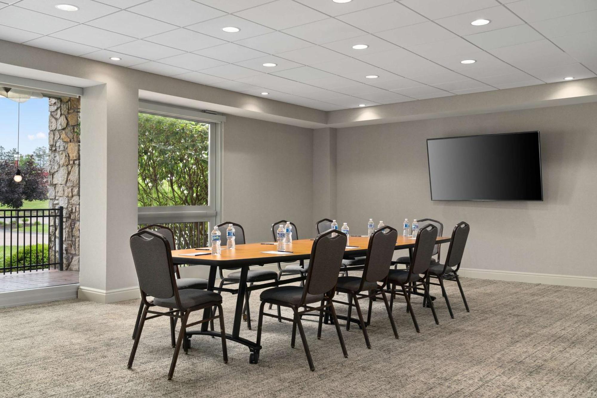 Doubletree By Hilton Pittsburgh Airport Hotel Moon Township Exterior foto